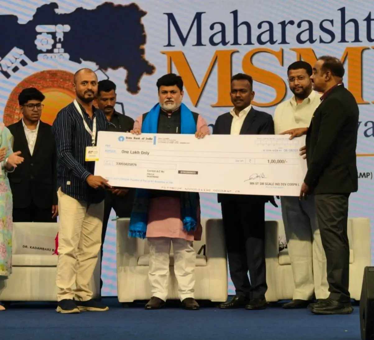 Veera Art Village receiving Maharashtra MSME Award cheque